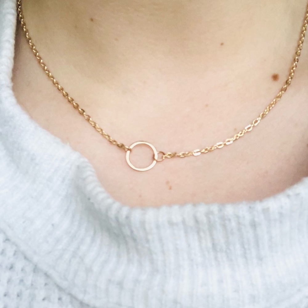 Delicate Gold circle necklace
